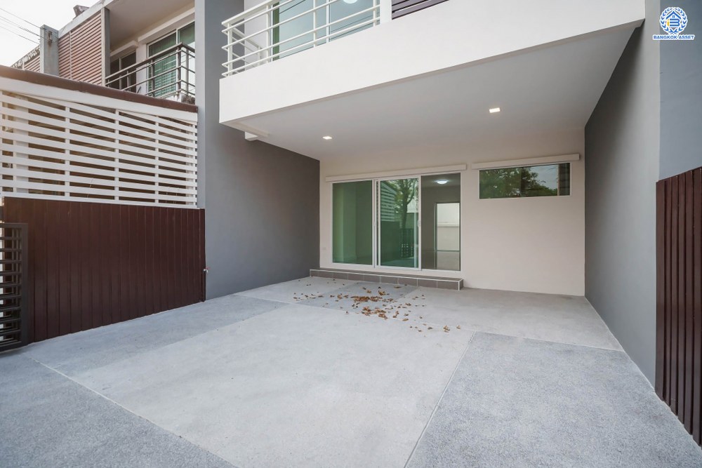 บ้านมือสองตกแต่งใหม่ โครงการ เดอะทรัสต์ทาวน์ ราชพฤกษ์-รัตนาธิเบศร์ เนื้อที่ 19.7 ตร.ว. ฟังก์ชัน 3 ห้องนอน 2 ห้องน้ำ 2 ที่จอดรถ บ้านสวยจากแบรนด์ Q.House บนทำเลติดถนนราชพฤกษ์ เดินทางสู่ใจกลางเมืองได้อย่างรวดเร็ว ใกล้รถไฟฟ้าสายสีม่วง "สถานีบางรักน้อยท่าอิฐ"